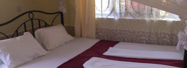 Dobbeltrom – basic, 1 soverom | Sengetøy av topp kvalitet, skrivebord, strykejern/-brett og sengetøy