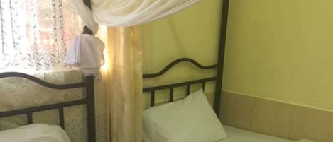 Ropa de cama de alta calidad y escritorio