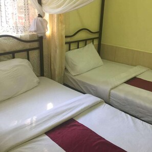 Kahden hengen perushuone, 1 makuuhuone | Ylelliset vuodevaatteet, työpöytä, silitysrauta/-lauta, vuodevaatteet