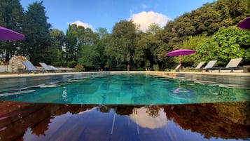 Piscina stagionale all'aperto, ombrelloni da piscina, lettini