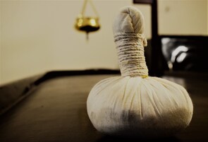 Una herramienta de terapia de masajes sobre una superficie de madera.