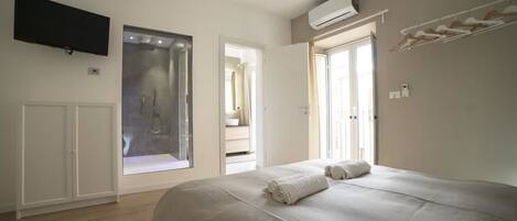 Deluxe Double Room (Elephant)