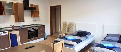 Huoneisto (2) | Yksityinen keittiö | Täysikokoinen jääkaappi, mikroaaltouuni, uuni, liesi