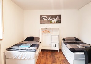 Chambre Double | Bureau, chambres insonorisées, fer et planche à repasser