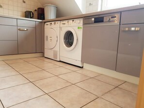 Geladeira grande, micro-ondas, fogão, cooktop