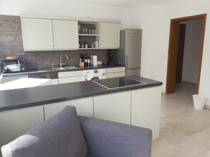 คอนโด, ระเบียง, วิวสวน (1) | ครัวส่วนตัว | ตู้เย็นขนาดใหญ่, ไมโครเวฟ, เตาอบ, เตาประกอบอาหาร