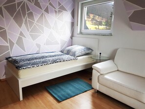 โต๊ะทำงาน, ห้องเก็บเสียง, เตารีด/โต๊ะรีดผ้า, เตียงเสริม/เปล