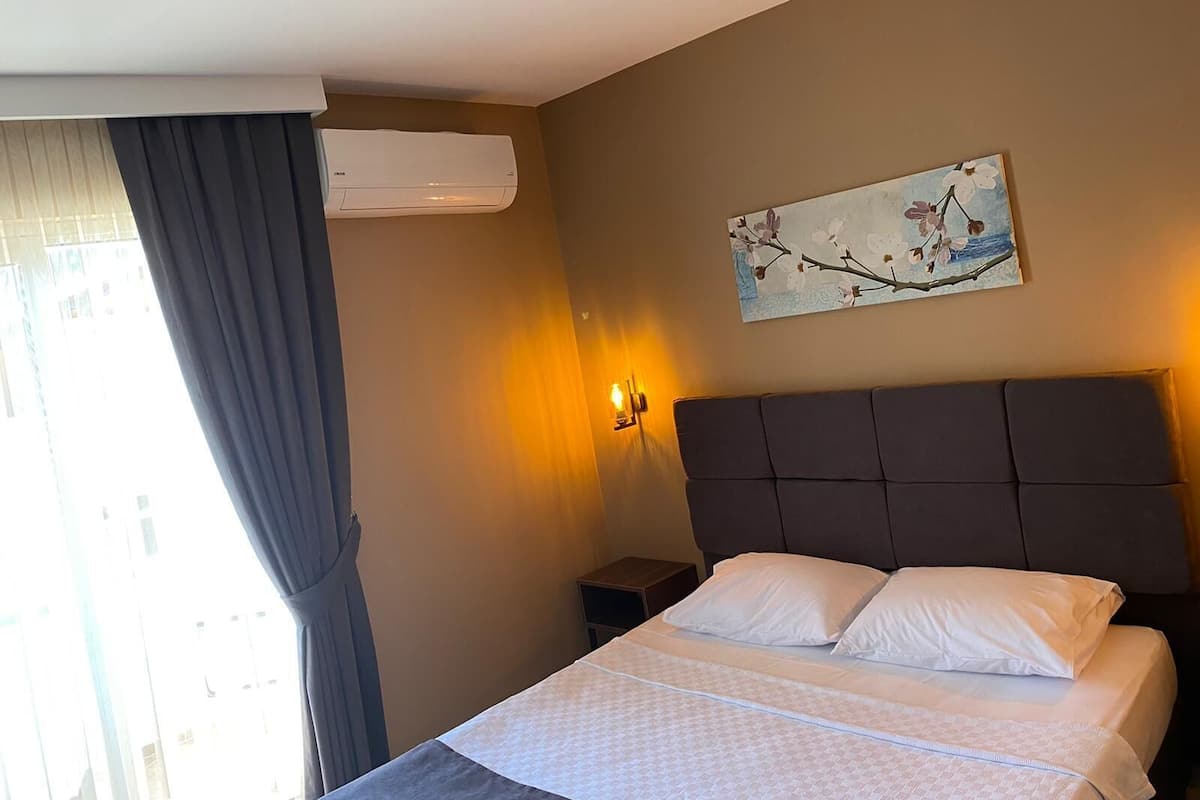 Egyptian cotton sheets, premium bedding, minibar, blackout curtains