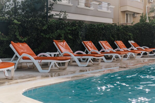 Piscine extérieure, cabanons gratuits, parasols de plage