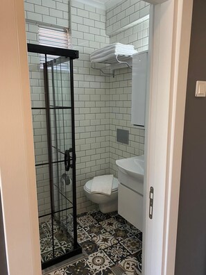 Dutxa, assecador de cabells i sabatilles 