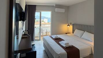 Egyptian cotton sheets, premium bedding, minibar, blackout curtains