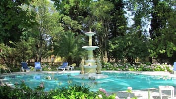 Una piscina al aire libre de temporada