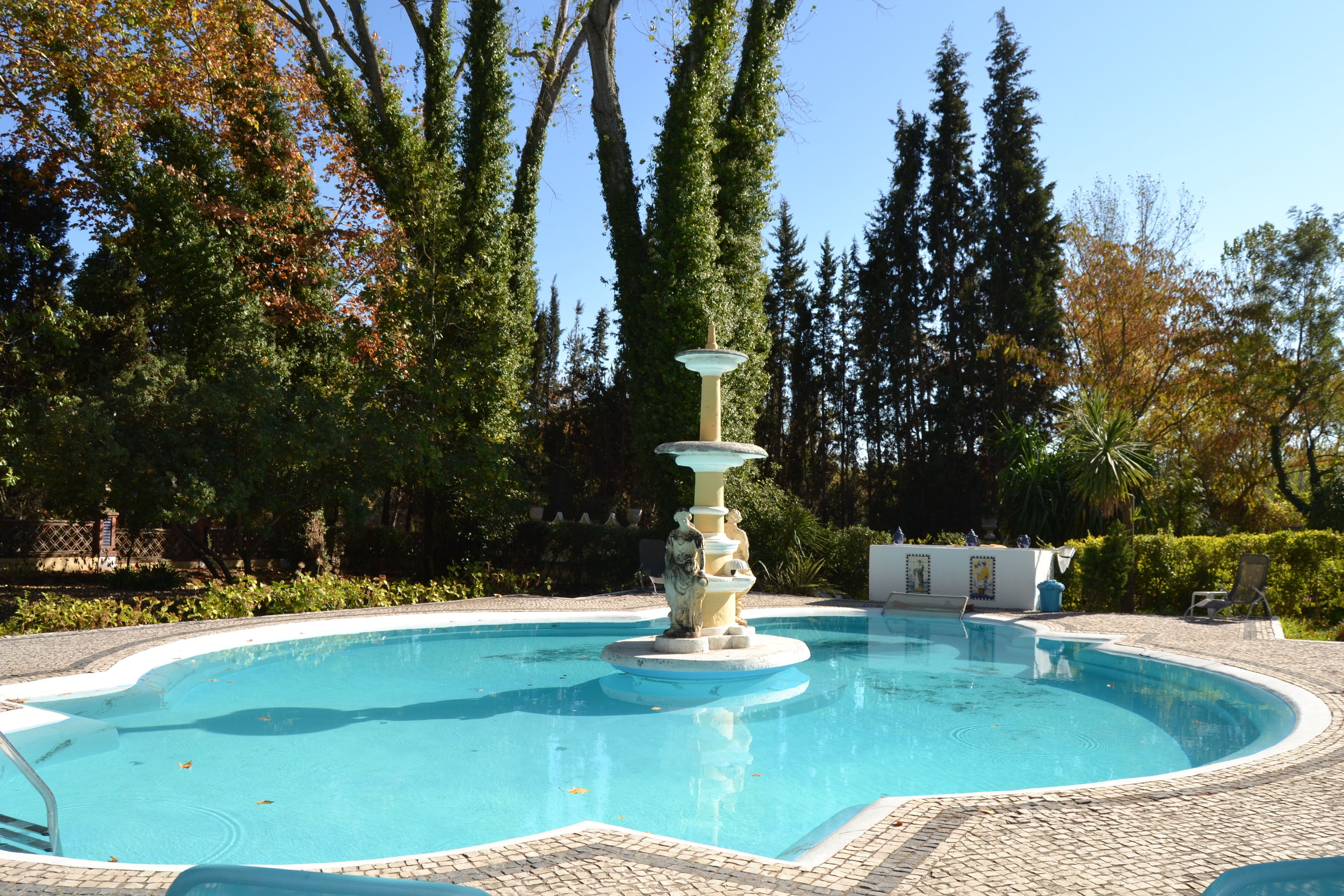 Una piscina al aire libre de temporada