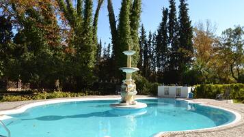 Una piscina al aire libre de temporada