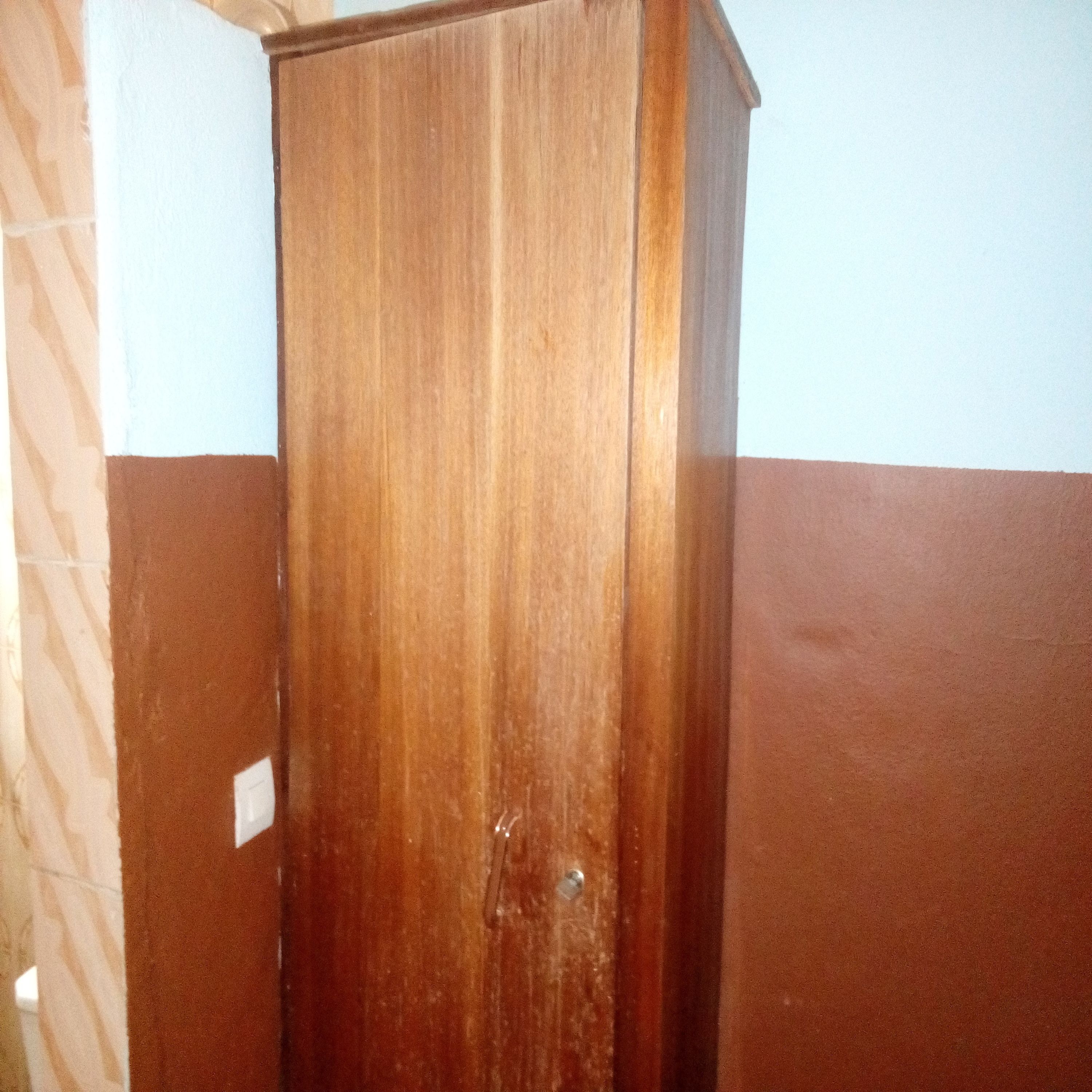 Un mueble de madera con un tornillo visible en el lateral.