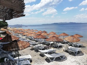 Am Strand, Liegestühle, Sonnenschirme