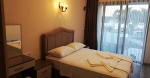 Habitación estándar con 1 cama doble o 2 individuales | Minibar, escritorio, wifi gratis