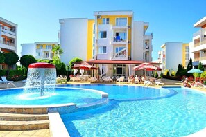 6 outdoor pools
