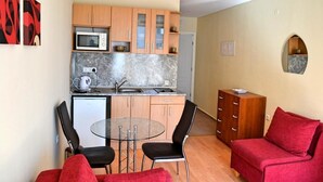 Studio, balkong | Spiseområde på rommet