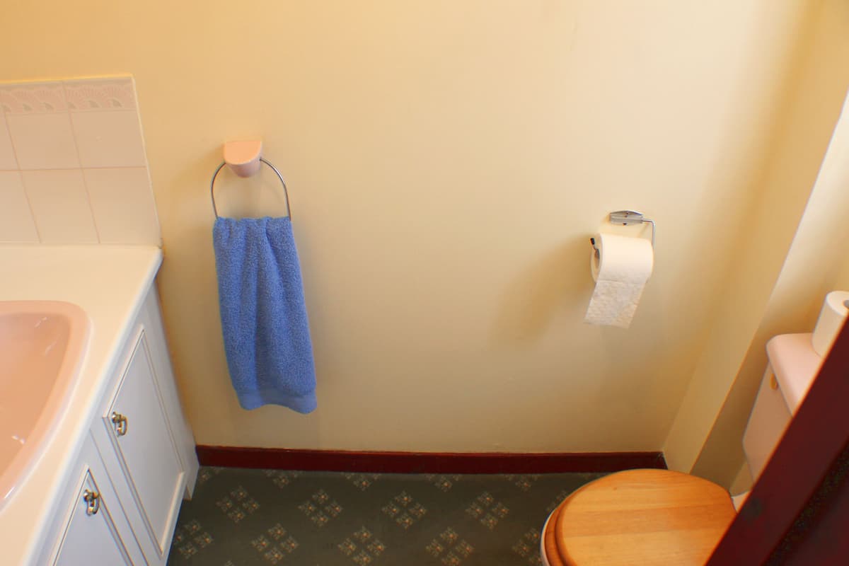 Bungalow, 2 Bedrooms (MacDui) | Bathroom amenities | Combined shower/tub, hair dryer, towels