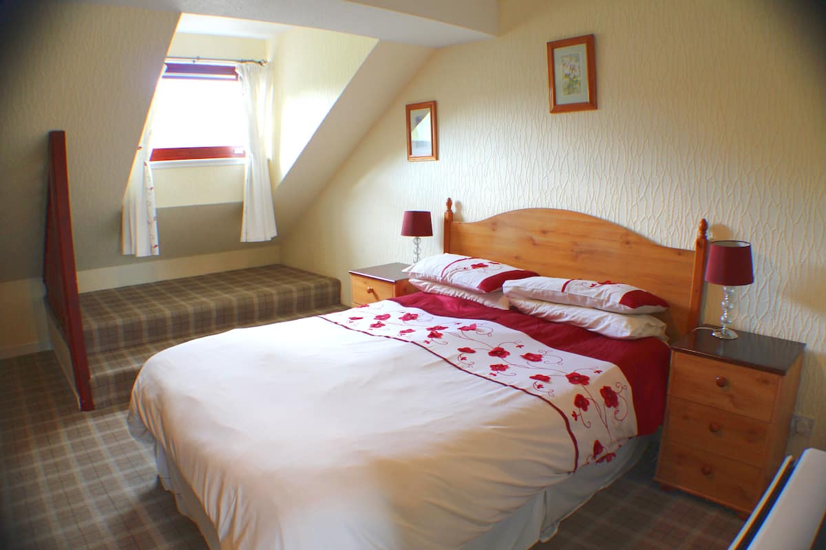 Bungalow, 1 Bedroom (Coire Mhor) | Iron/ironing board, free cribs/infant beds, free WiFi, bed sheets