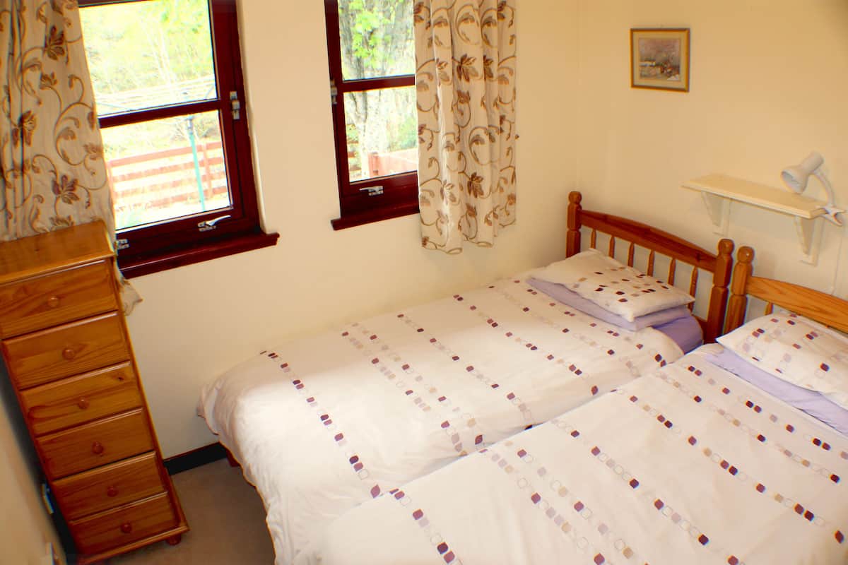 Bungalow, 2 Bedrooms (MacDui) | Iron/ironing board, free cribs/infant beds, free WiFi, bed sheets