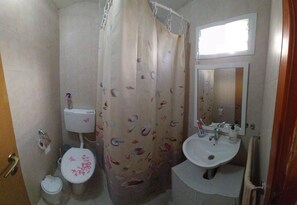Apartamento | Baño | Ducha, secador de pelo, toallas y champú