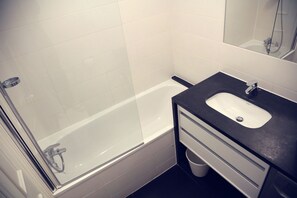 Combined shower/tub, free toiletries, towels, shampoo - Flat1 Camden Road (London)