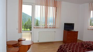 Quarto triplo, vista para a montanha | Frigobar, quartos à prova de som, berços grátis