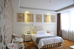 Blackout curtains, free WiFi