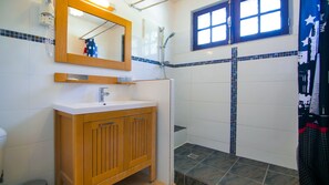 Romantisk rom, 1 kingsize-seng, privat bad (1) | Bad | Dusj, regndusjhode og håndklær