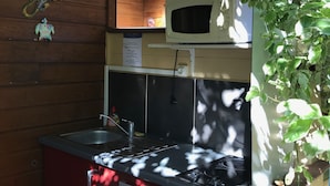 A compact kitchen with a microwave, sink, and a small countertop. - Hotel Coco Island (Saint-Paul)
