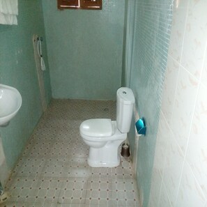 Standard Double Room | Bathroom | Shower, free toiletries, towels - Hôtel Le Paradis - Adults only (Bouake)