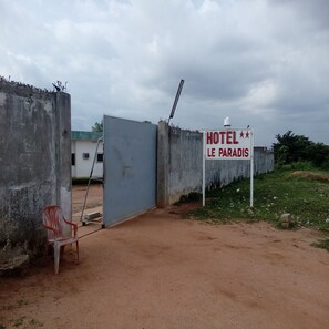 Property entrance - Hôtel Le Paradis - Adults only (Bouake)