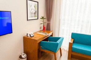 办公桌、遮光窗帘、免费 WiFi