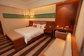 办公桌、遮光窗帘、免费 WiFi