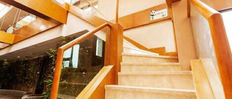 Meja kerja, tirai kedap cahaya, dan Wi-Fi gratis