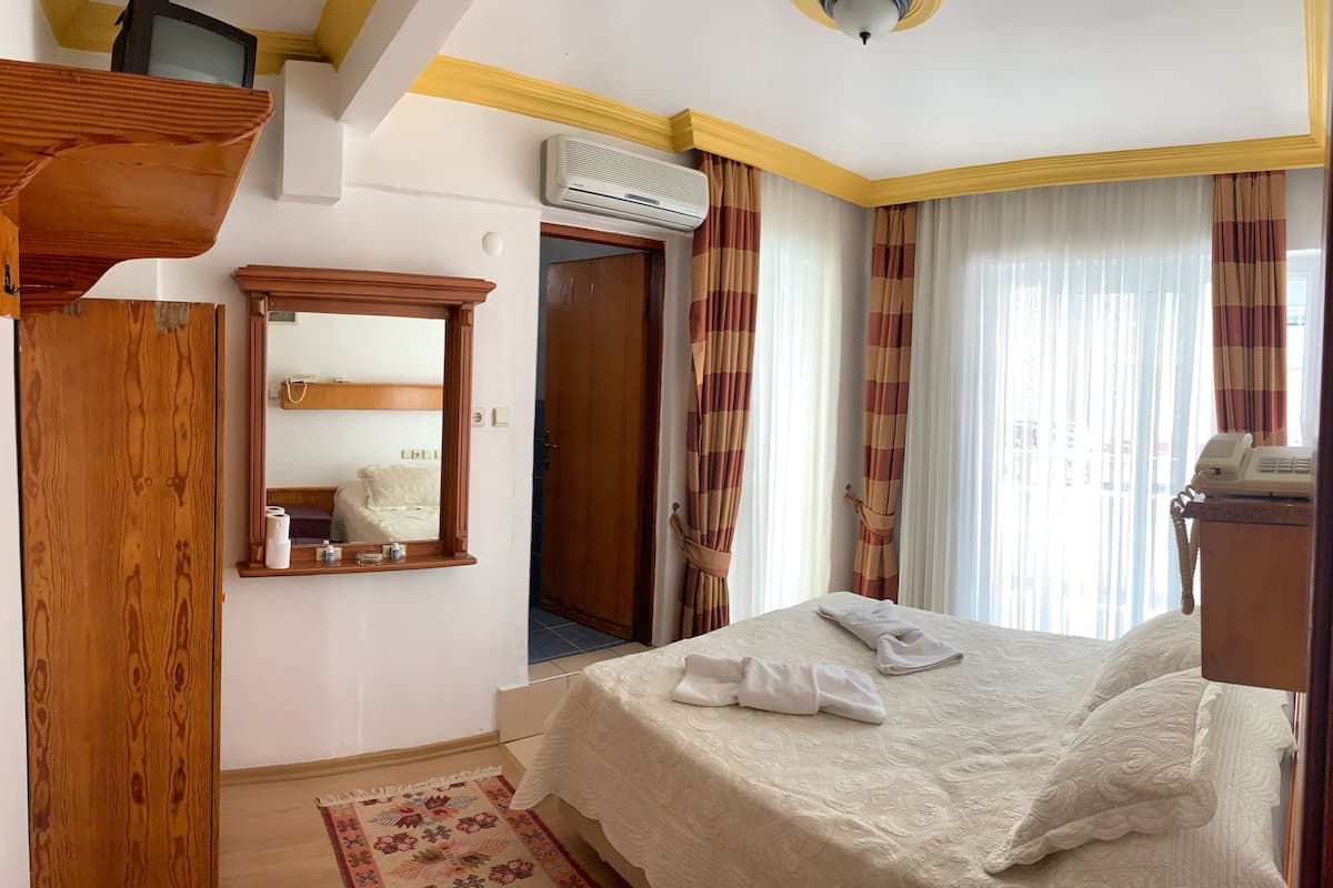 Standard Double Room | WiFi (free), bed sheets