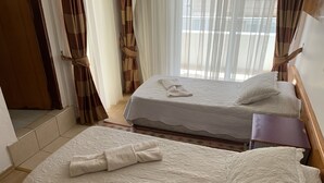 Standard Twin Room | WiFi (free), bed sheets - Yuksel Hotel (Kusadasi)