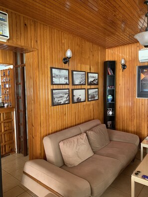 Lobby sitting area - Yuksel Hotel (Kusadasi)