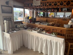 Breakfast buffet - Yuksel Hotel (Kusadasi)