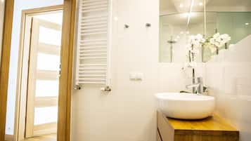 Apartemen Deluks, 2 kamar tidur, menara | Kamar mandi | Pancuran hujan, perlengkapan mandi gratis, pengering rambut, dan handuk
