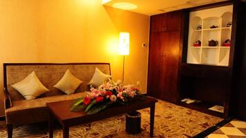 Escritorio, cortinas blackout y wifi gratis