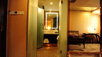 Escritorio, cortinas blackout y wifi gratis