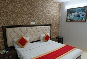 Kahden hengen deluxe-huone (yksi tai kaksi sänkyä), tupakointi kielletty | Äänieristys, lisävuoteet, ilmainen Wi-Fi, vuodevaatteet