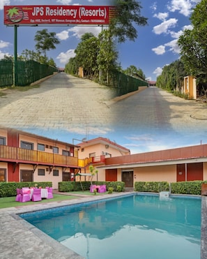 Un resort con piscina, una zona exterior cubierta y un cartel.
