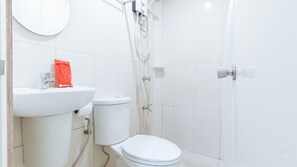 A bathroom with a sink, toilet, and shower. - RedDoorz Plus @ EDSA Congressional (Quezon City)
