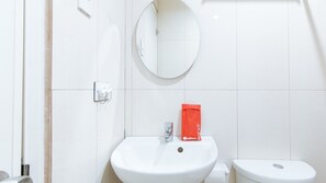 Kahden hengen huone | Kylpyhuone | Suihku, ilmaiset hygieniatuotteet, pyyhkeet