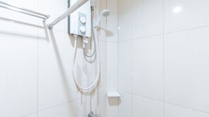 Habitación doble | Baño | Ducha, artículos de higiene personal gratuitos y toallas