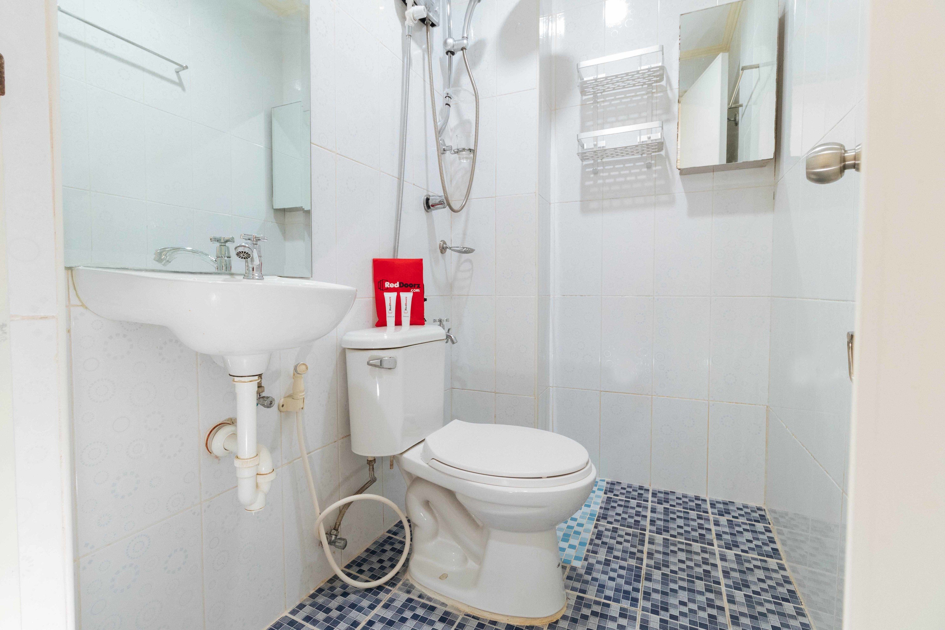 shower, free toiletries, towels